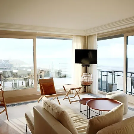 Apartment With Beautiful Sea View *